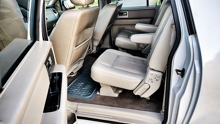 Ford Expedition EL photo 16