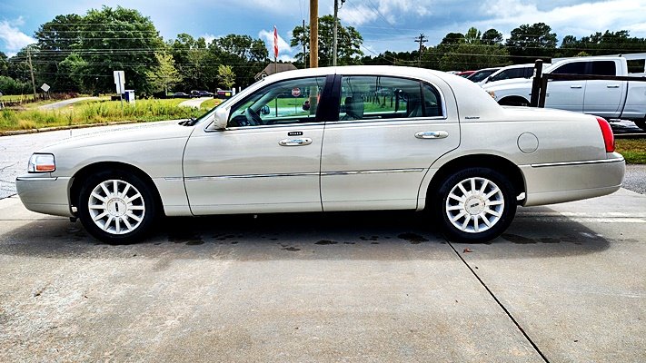 Lincoln Town Car photo 6