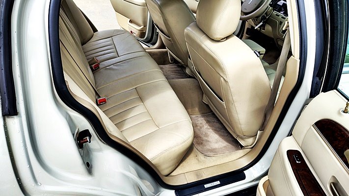 Lincoln Town Car photo 17