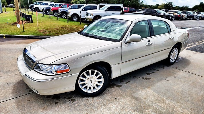 Lincoln Town Car photo 3