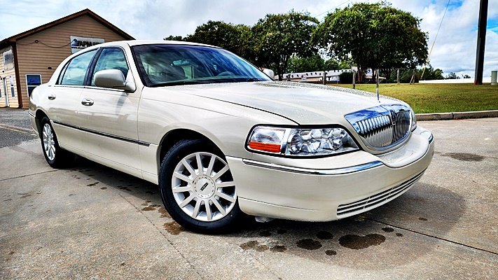 Lincoln Town Car photo 2