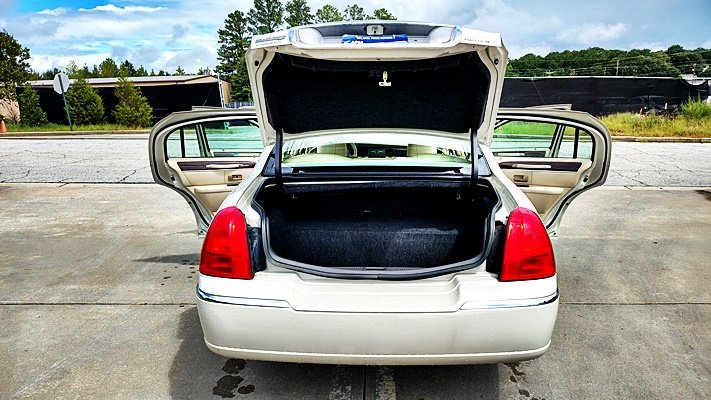 Lincoln Town Car photo 20