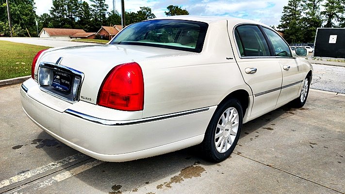 Lincoln Town Car photo 9