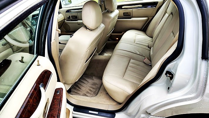 Lincoln Town Car photo 16