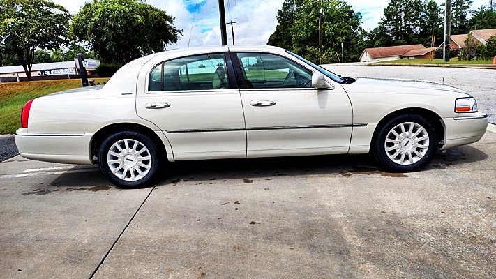 Lincoln Town Car photo 10