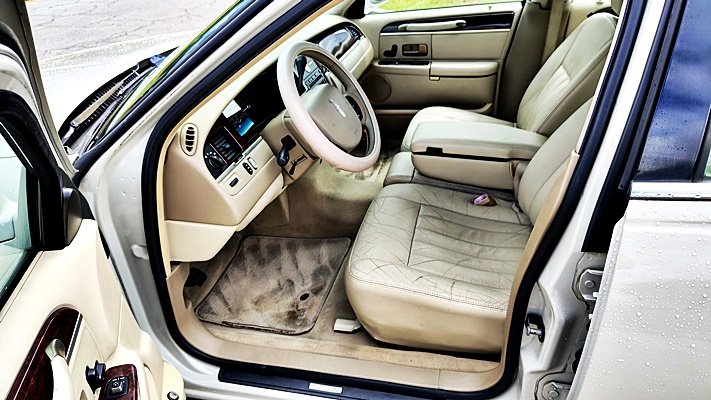 Lincoln Town Car photo 13