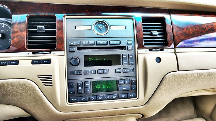Lincoln Town Car photo 19