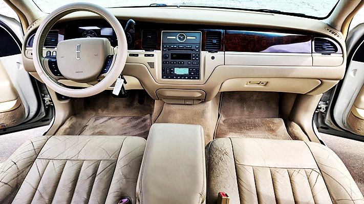 Lincoln Town Car photo 14