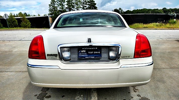Lincoln Town Car photo 8